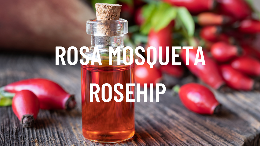 aceite de rosa mosqueta en botella con rosehips y el titilo "rosa mosqueta"