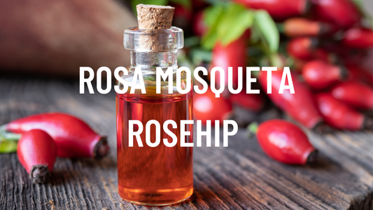 aceite de rosa mosqueta en botella con rosehips y el titilo "rosa mosqueta"