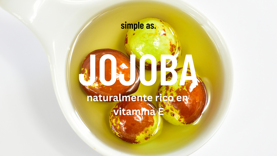 Semillas de jojoba en un vaso con aceite de jojoba y el titlo "jojoba"
