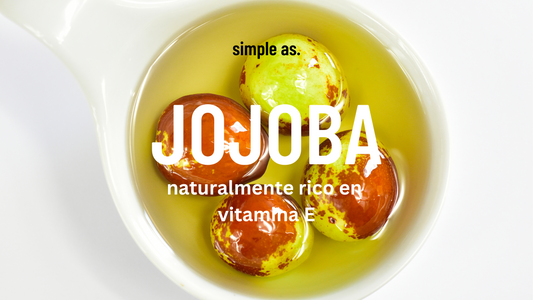 Semillas de jojoba en un vaso con aceite de jojoba y el titlo "jojoba"