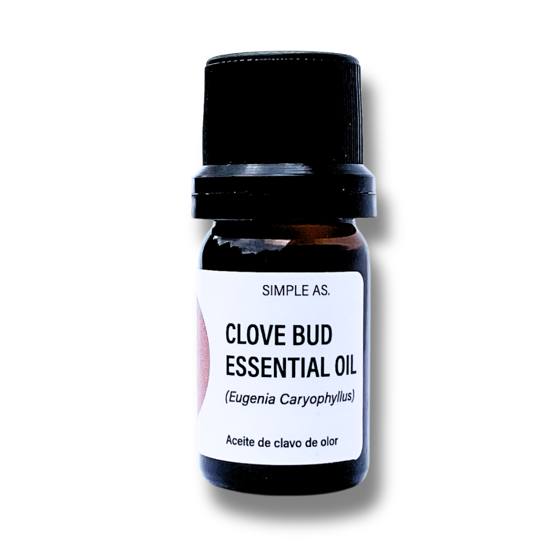 el aceite esencial de clavo de olor con fondo blanco