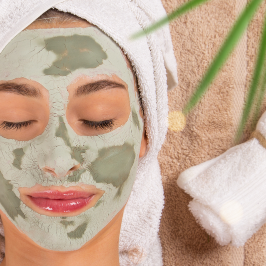 una chica usando la Arcilla Verde Orgánica 50g de Simple As como mascarilla.