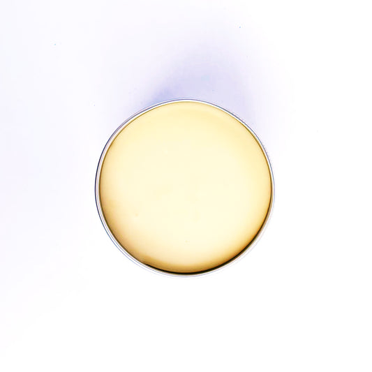 Desodorante Natural de árbol de té abierto con fondo blanco.