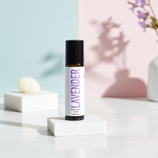 Nuestra roll on de lavanda y jojoba a lado una planta. 