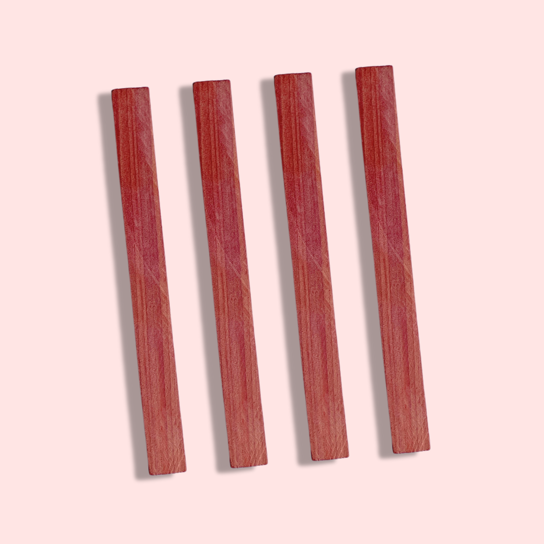 palos de cedro con fondo plano