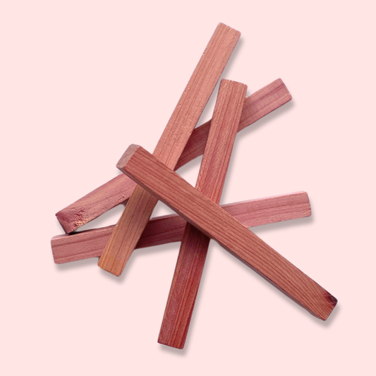 palos de cedro con fondo plano