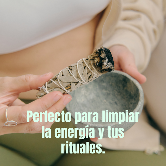 chica con salvia blanca haciendo un ritual. 