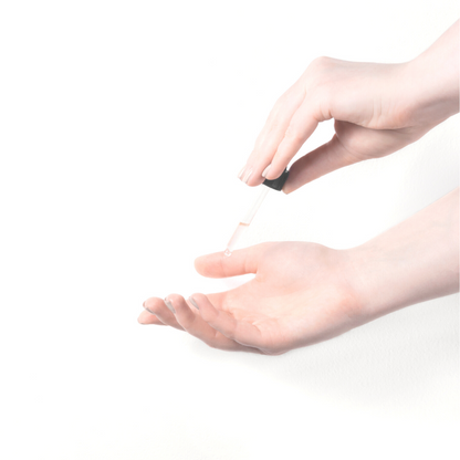 una mujer usando el aceite de argan en sus manos. 
